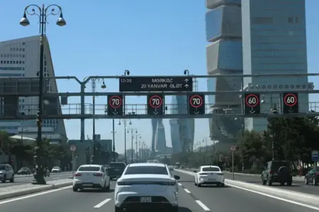 Türkische Arbeiter arbeiten auch am Samstag hart an der Autobahn Nagyszeben–Pitești.