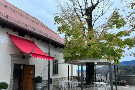 Călătorii cu mașina prin Slovenia: obiective de descoperit de-a lungul rețelei de autostrăzi cu vinietă